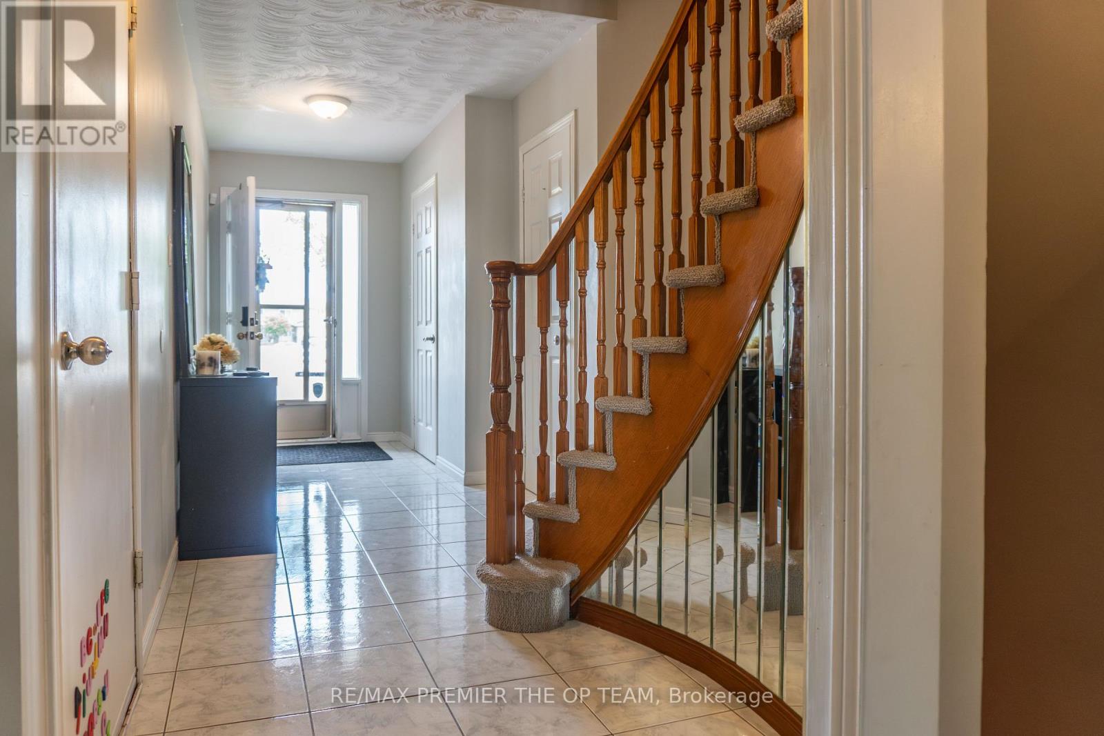 3 - 255 Mount Albion Road, Hamilton, Ontario  L8K 6P7 - Photo 6 - X12836688