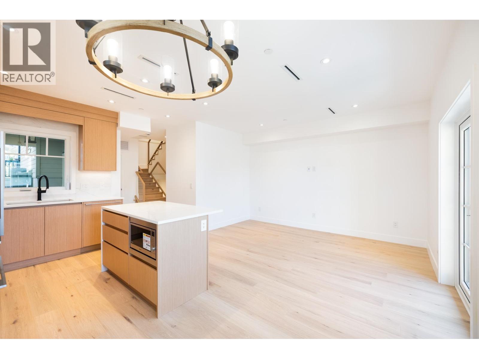 265 W 6th Street, North Vancouver, British Columbia  V7M 1K7 - Photo 4 - R3094627