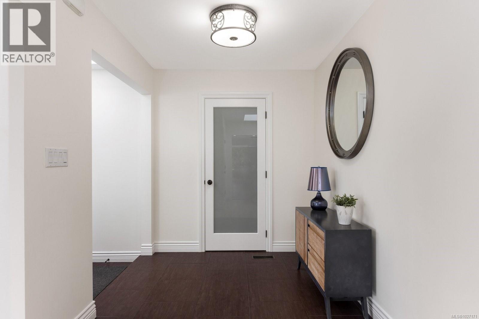 4984 Georgia Park Terr, Saanich, British Columbia  V8Y 2B9 - Photo 8 - 1027171