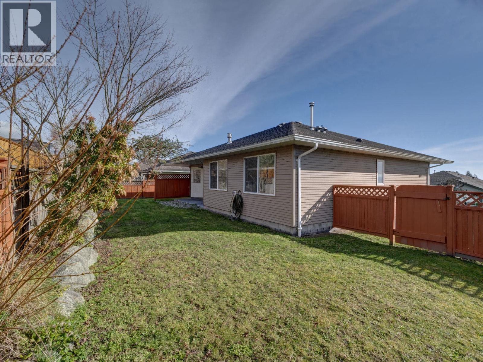 5683 Emily Way, Sechelt, British Columbia  V7Z 0N5 - Photo 2 - R3095041