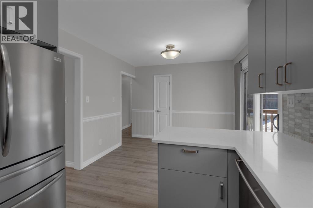 27 Berwick Place Nw, Calgary, Alberta  T3K 1C6 - Photo 5 - A2289362