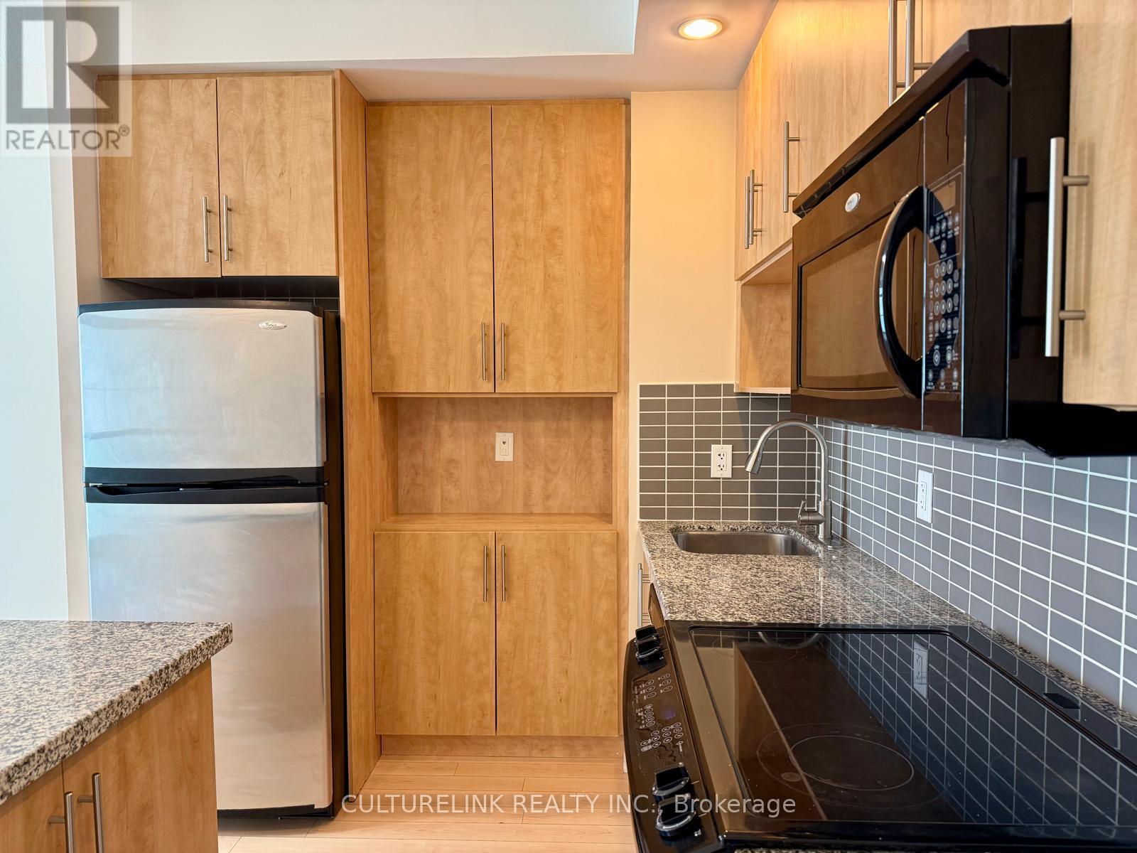 802 - 120 Homewood Avenue, Toronto, Ontario  M4Y 2J3 - Photo 2 - C12836792