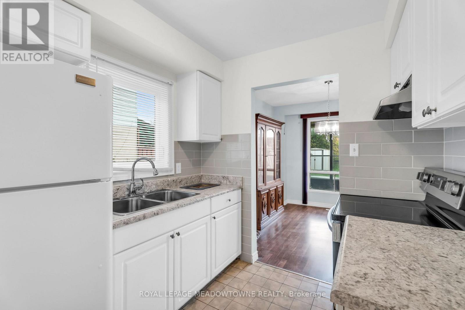 7734 Benavon Road, Mississauga, Ontario  L4T 3G3 - Photo 11 - W12701246