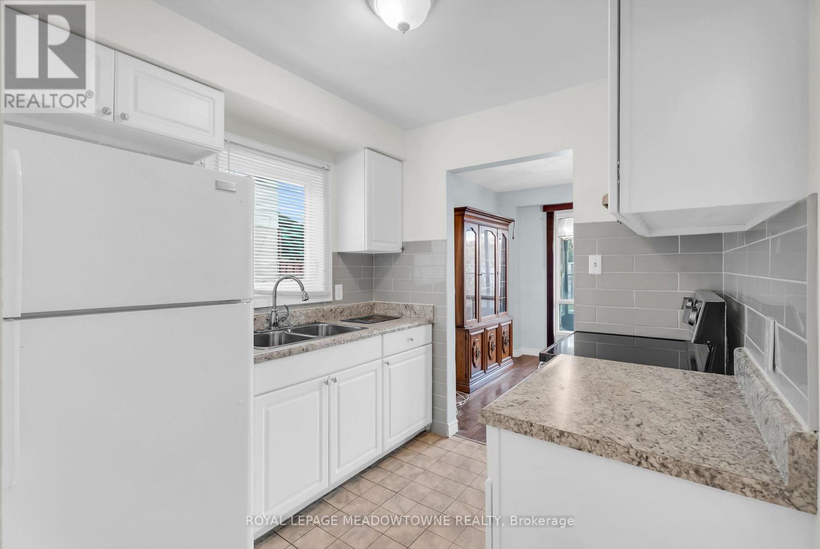 7734 Benavon Road, Mississauga, Ontario  L4T 3G3 - Photo 9 - W12701246