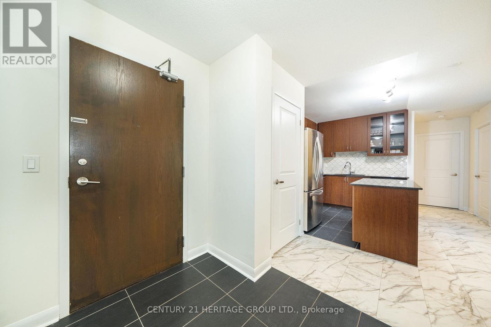 101 - 75 Norman Bethune Avenue, Richmond Hill, Ontario  L4B 0B6 - Photo 3 - N12836778