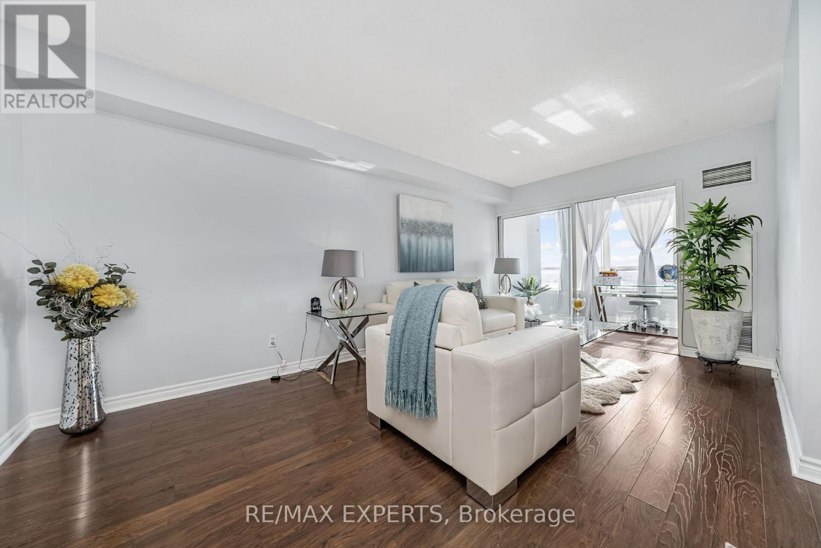 1410 - 135 Hillcrest Avenue, Mississauga, Ontario L5B 4B1 - Photo 10 - W12836790