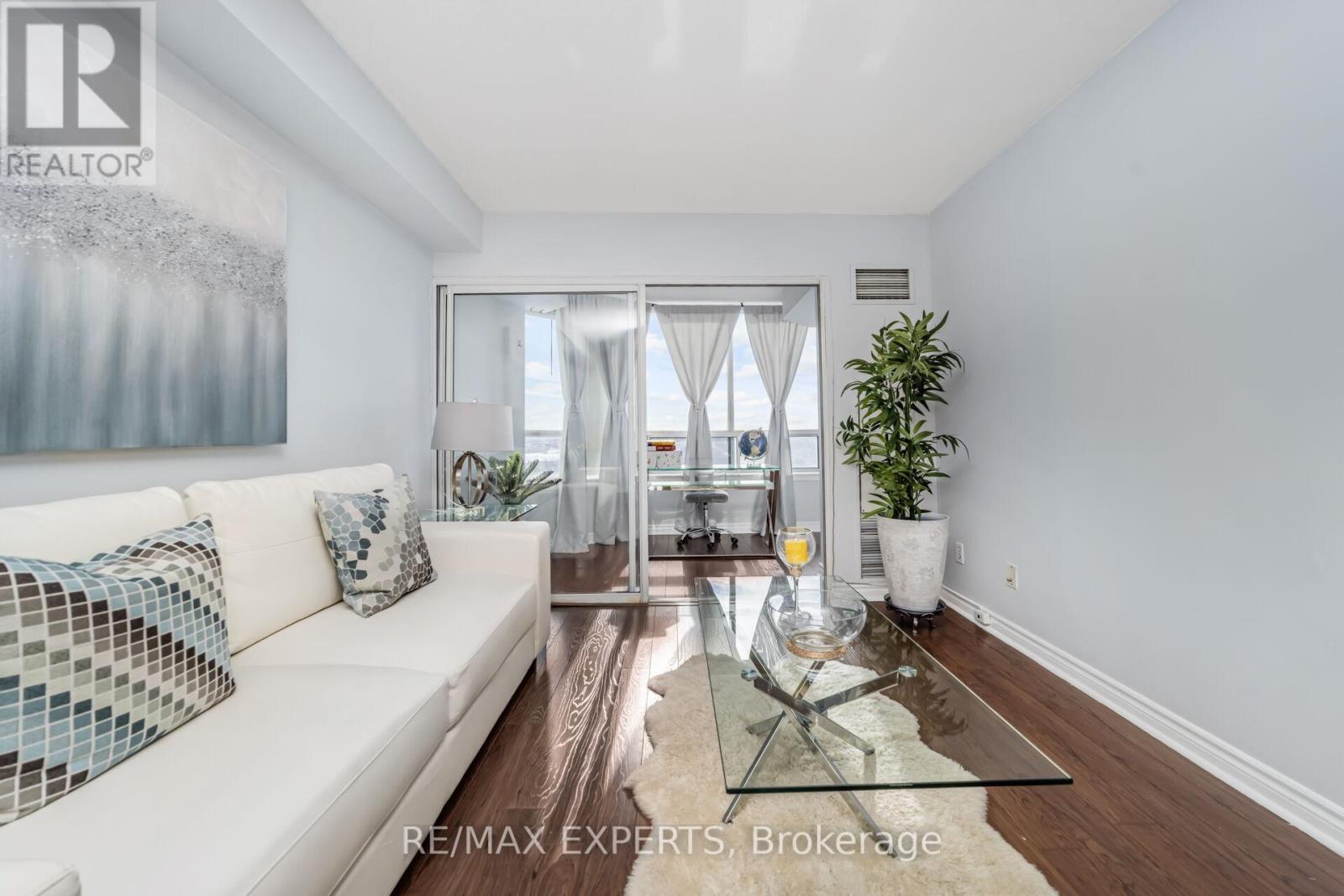 1410 - 135 Hillcrest Avenue, Mississauga, Ontario L5B 4B1 - Photo 11 - W12836790