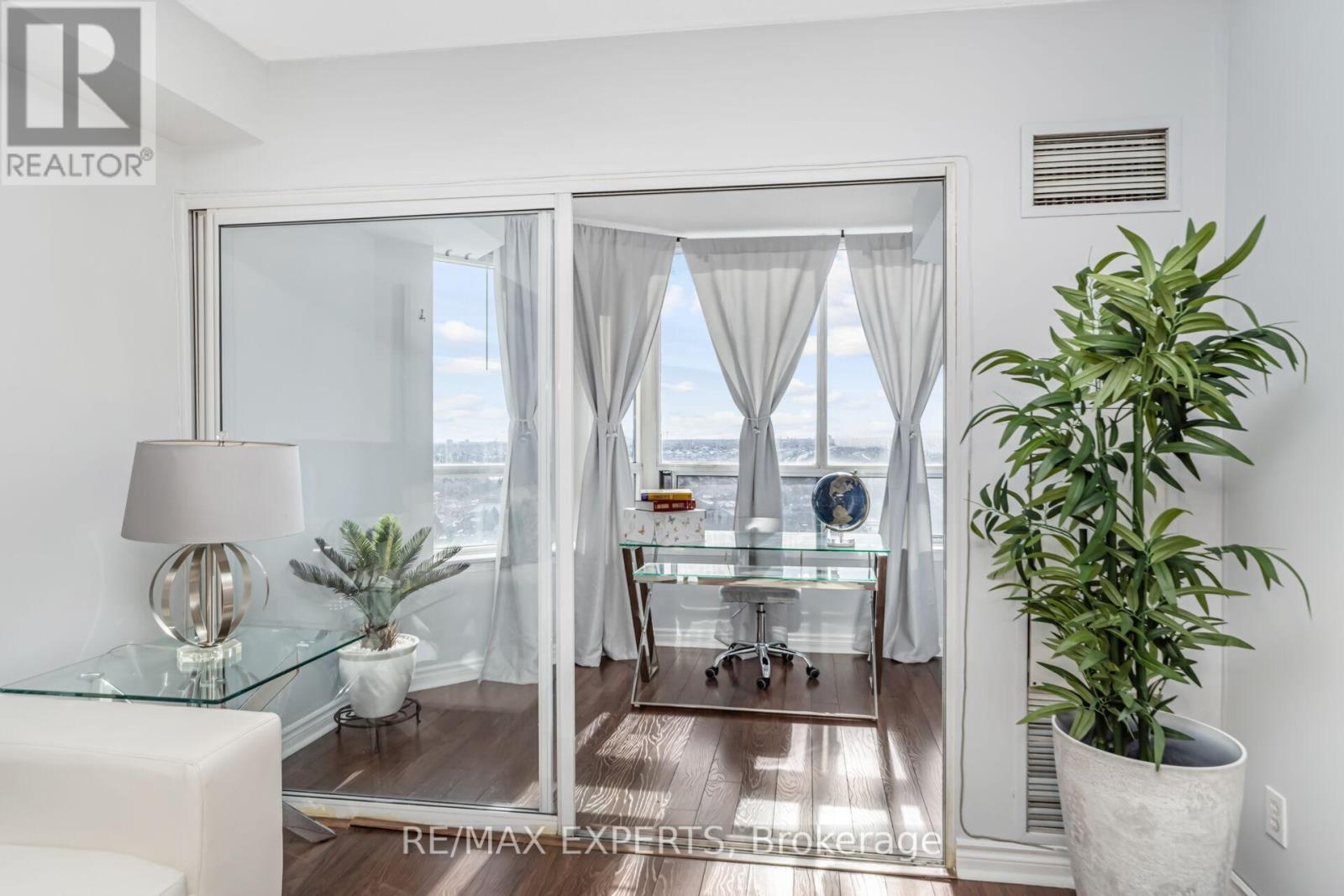 1410 - 135 Hillcrest Avenue, Mississauga, Ontario L5B 4B1 - Photo 14 - W12836790