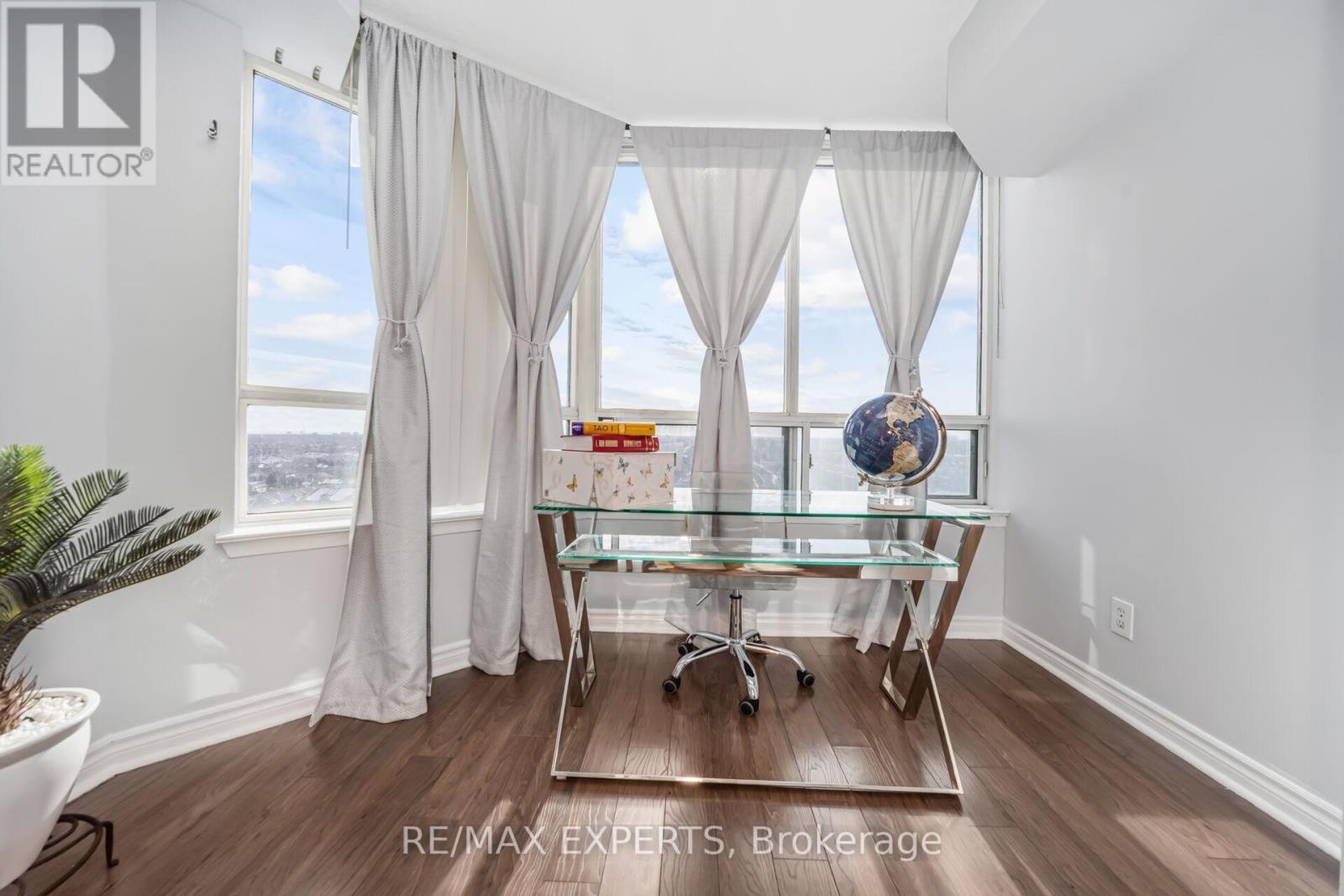 1410 - 135 Hillcrest Avenue, Mississauga, Ontario L5B 4B1 - Photo 15 - W12836790