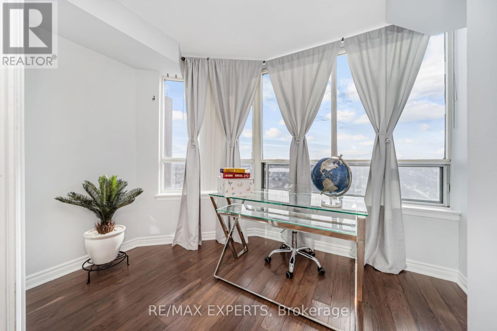 1410 - 135 Hillcrest Avenue, Mississauga, Ontario L5B 4B1 - Photo 16 - W12836790