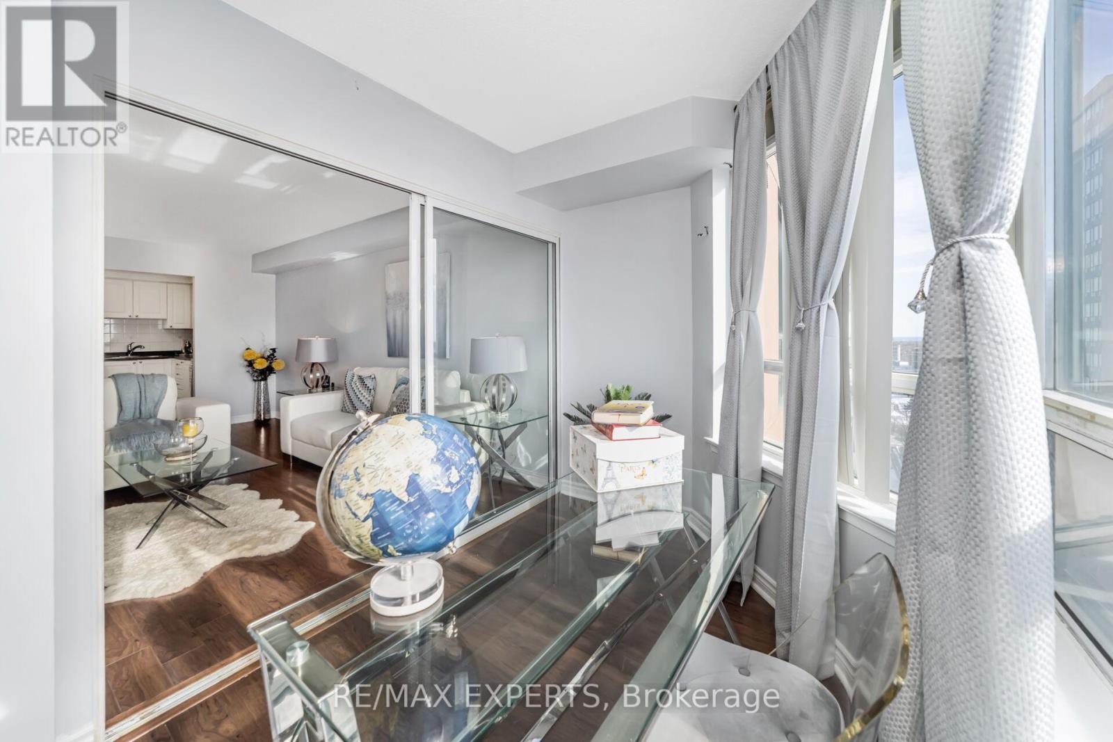 1410 - 135 Hillcrest Avenue, Mississauga, Ontario L5B 4B1 - Photo 17 - W12836790