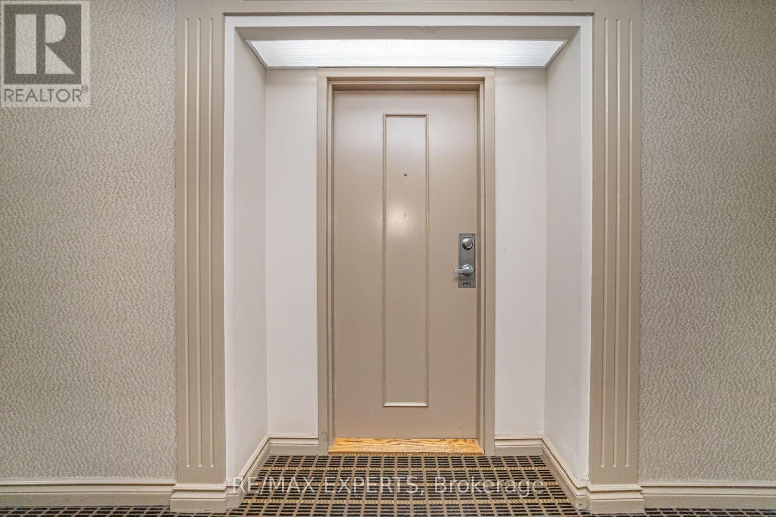 1410 - 135 Hillcrest Avenue, Mississauga, Ontario L5B 4B1 - Photo 3 - W12836790