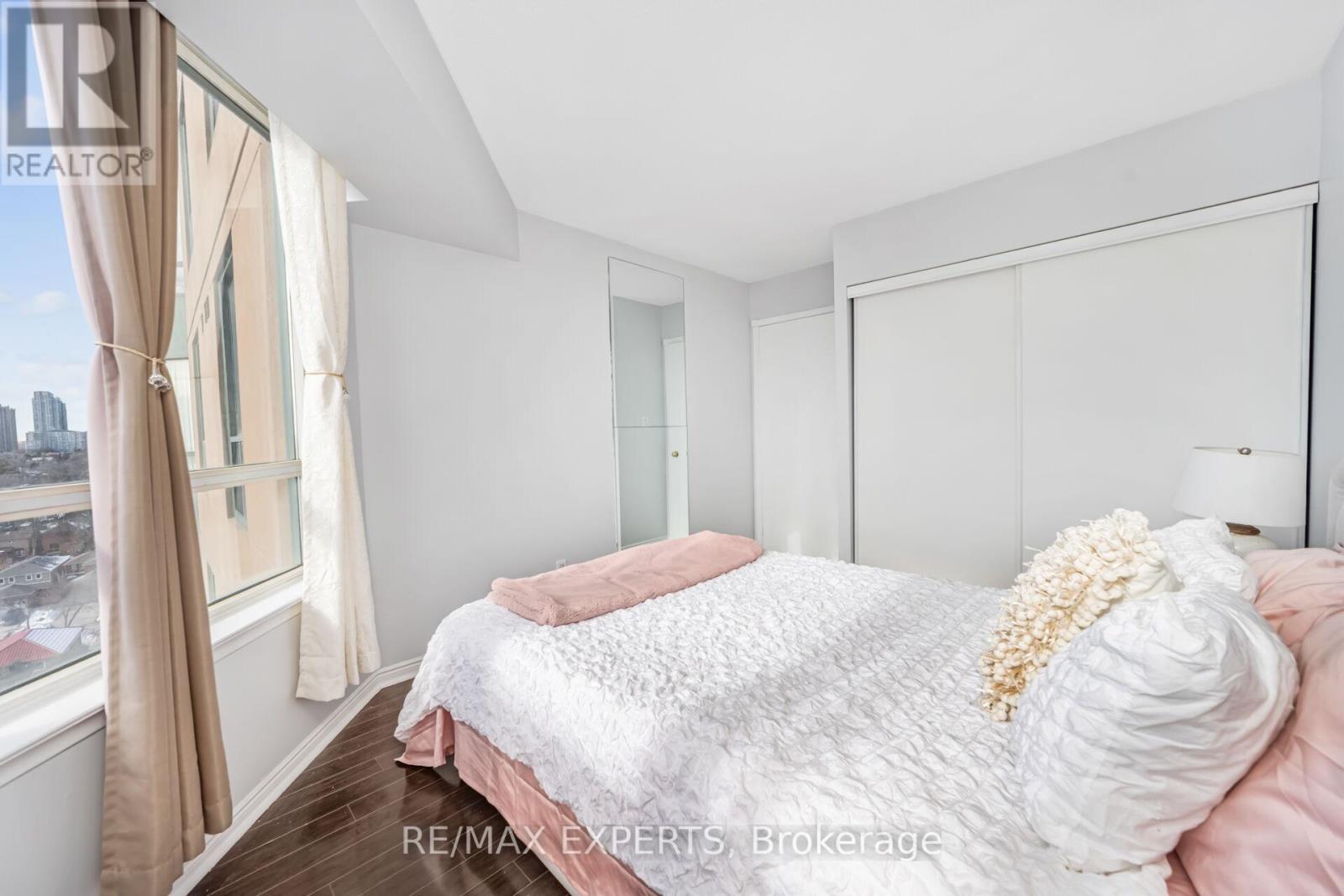 1410 - 135 Hillcrest Avenue, Mississauga, Ontario L5B 4B1 - Photo 32 - W12836790