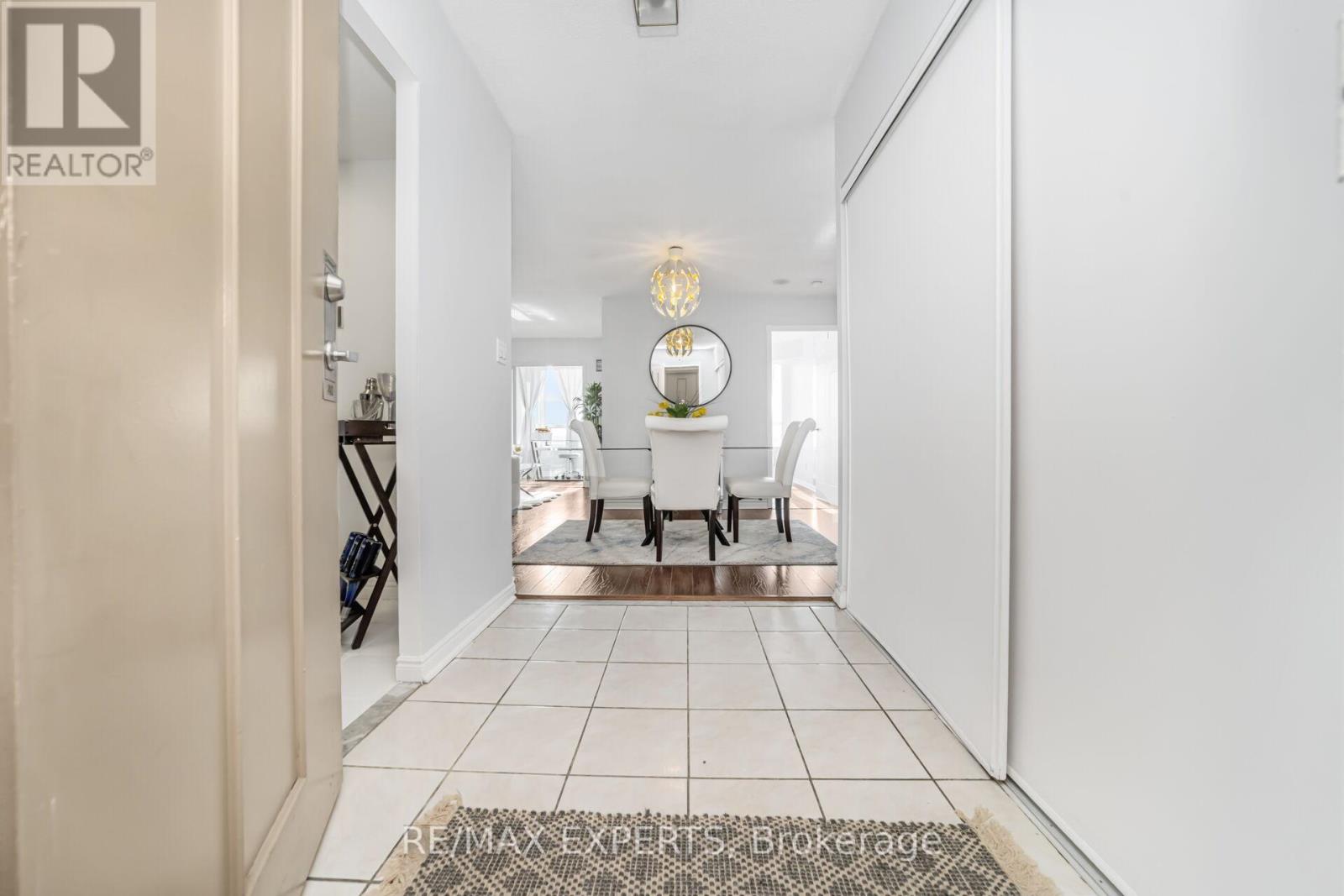 1410 - 135 Hillcrest Avenue, Mississauga, Ontario L5B 4B1 - Photo 5 - W12836790