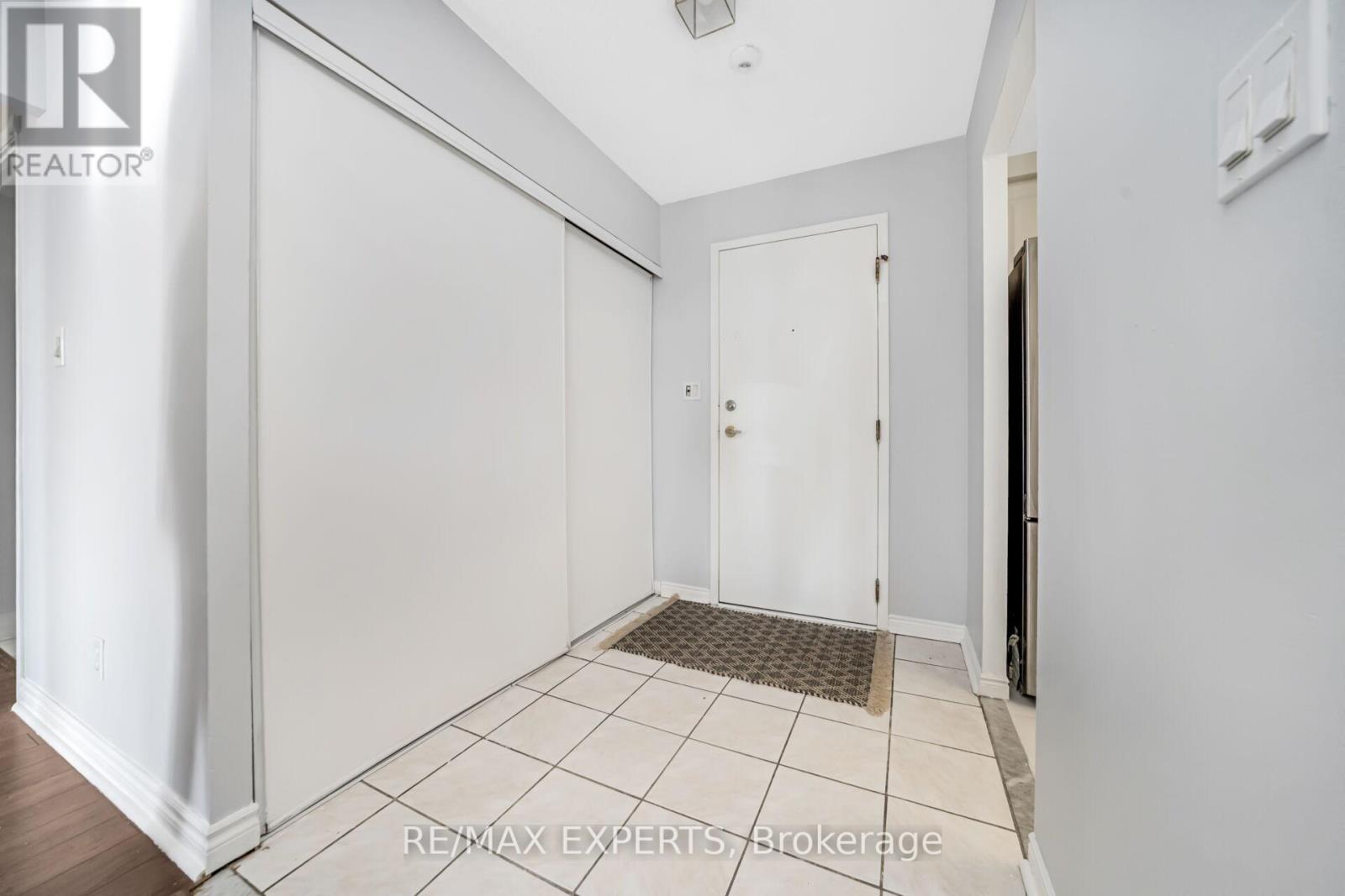 1410 - 135 Hillcrest Avenue, Mississauga, Ontario L5B 4B1 - Photo 6 - W12836790