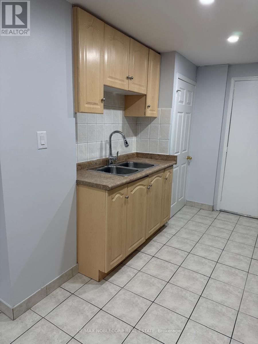 Bsmt - 5645 Longford Drive, Mississauga, Ontario  L5M 7B5 - Photo 4 - W12836796