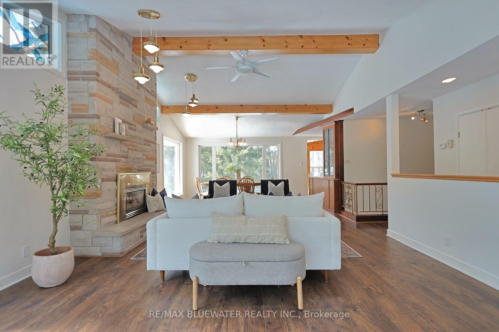 10300 Pines Parkway, Lambton Shores, Ontario  N0M 1T0 - Photo 11 - X12836838