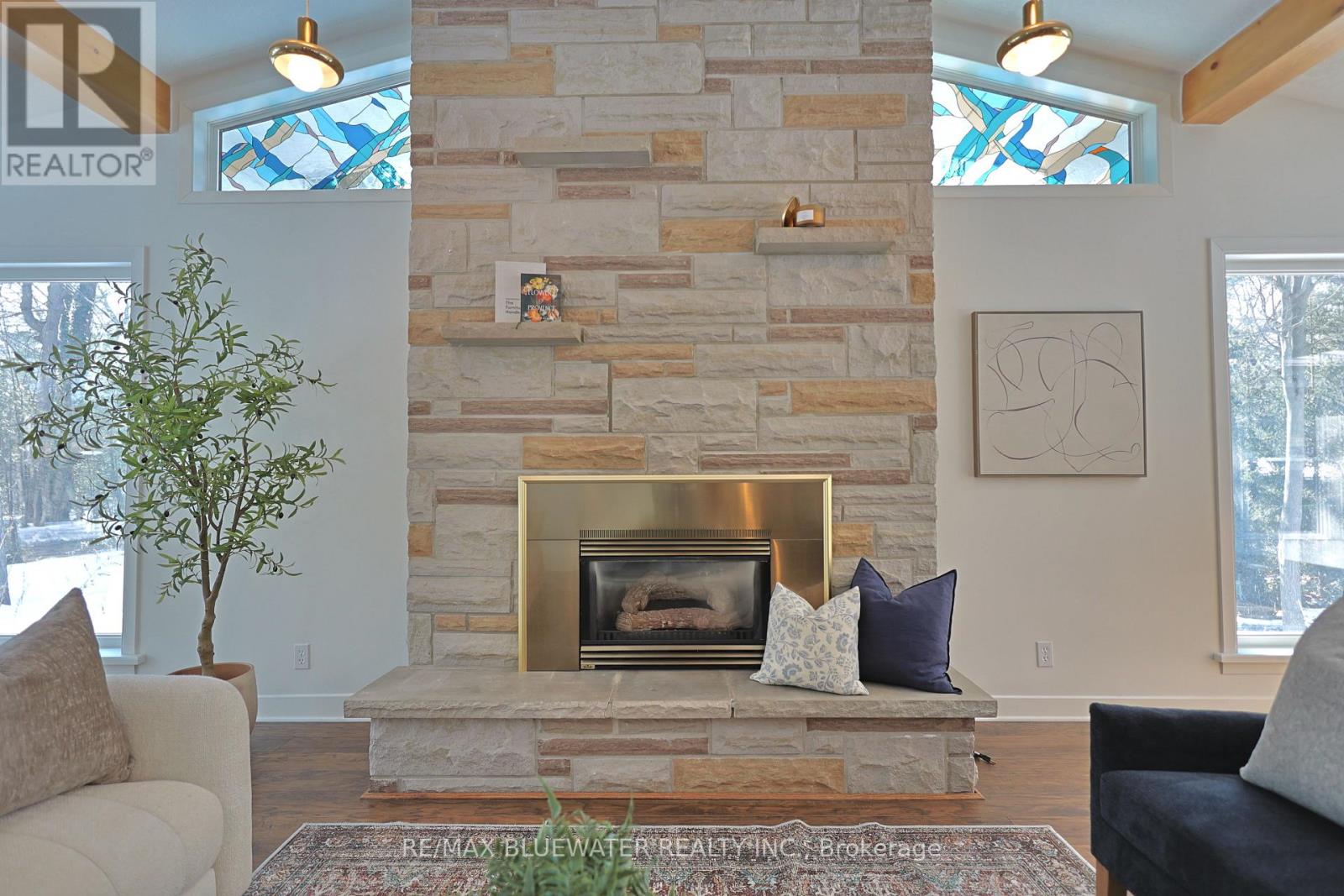 10300 Pines Parkway, Lambton Shores, Ontario  N0M 1T0 - Photo 13 - X12836838