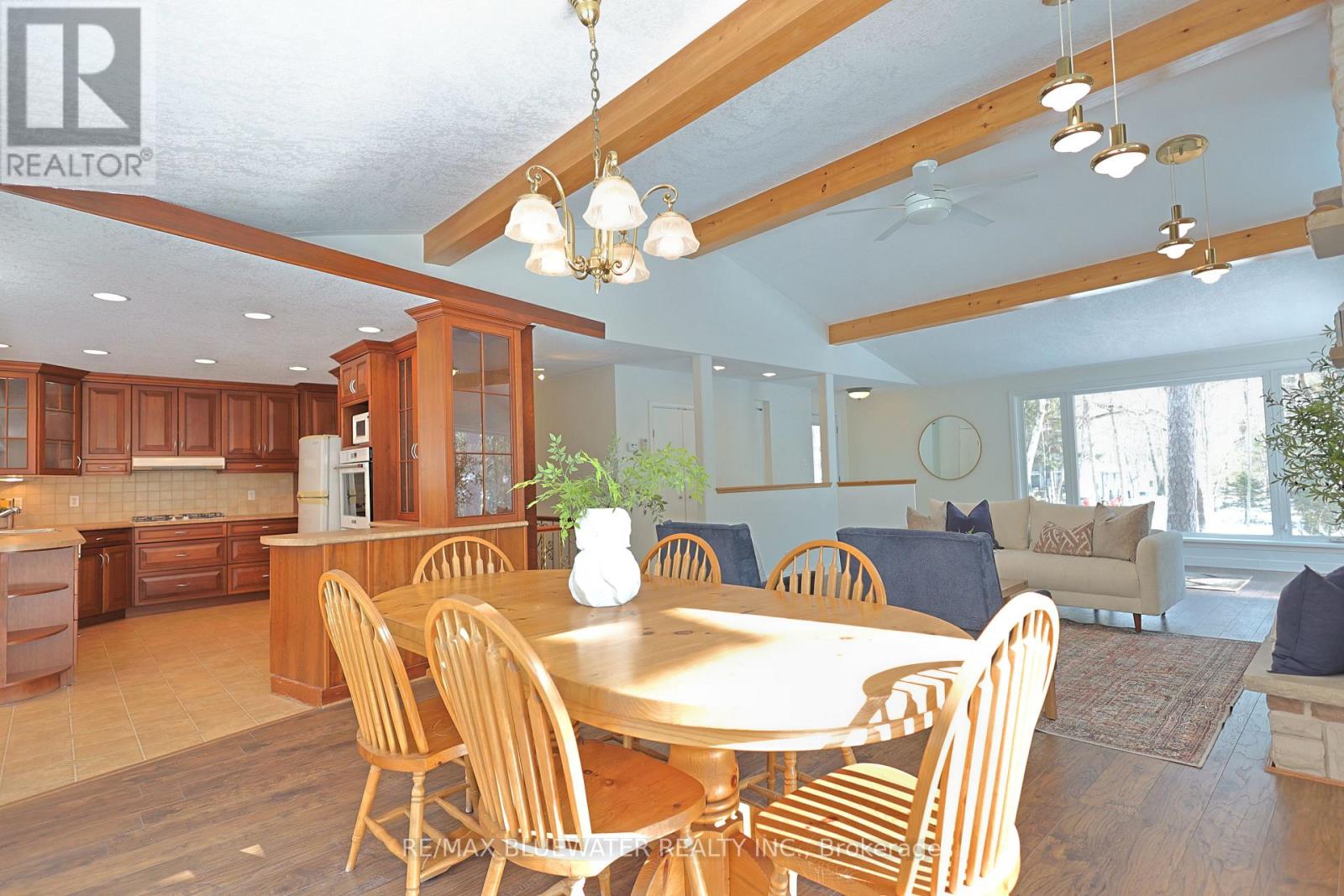 10300 Pines Parkway, Lambton Shores, Ontario  N0M 1T0 - Photo 17 - X12836838