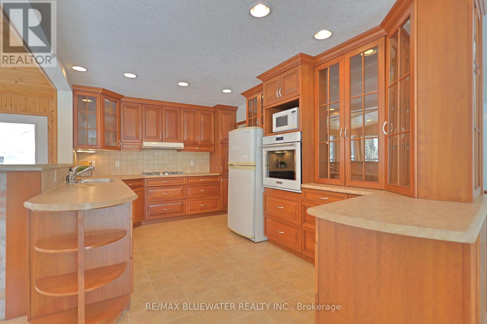 10300 Pines Parkway, Lambton Shores, Ontario  N0M 1T0 - Photo 18 - X12836838