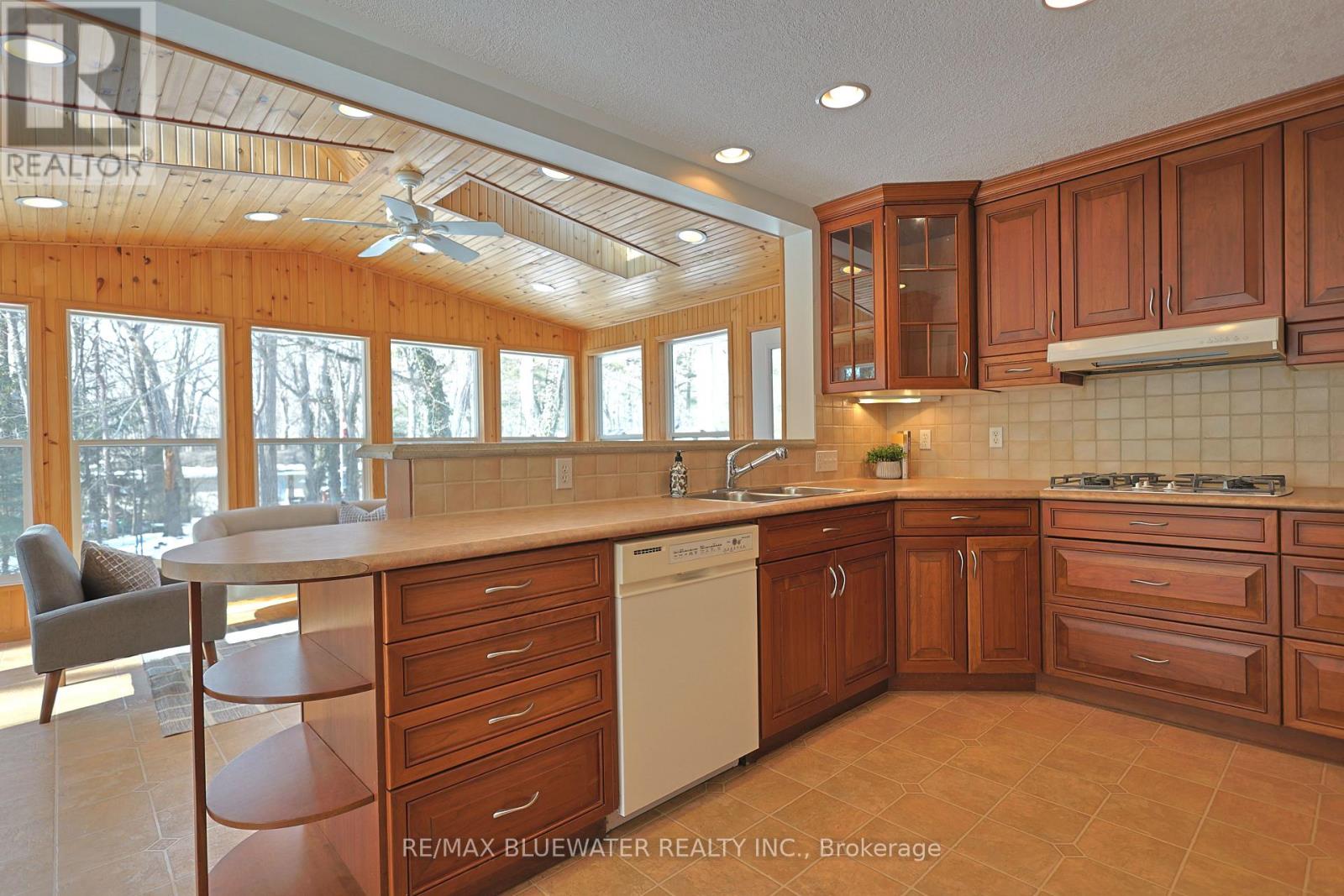 10300 Pines Parkway, Lambton Shores, Ontario  N0M 1T0 - Photo 19 - X12836838