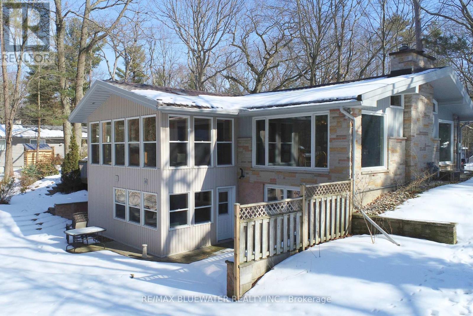 10300 Pines Parkway, Lambton Shores, Ontario  N0M 1T0 - Photo 2 - X12836838