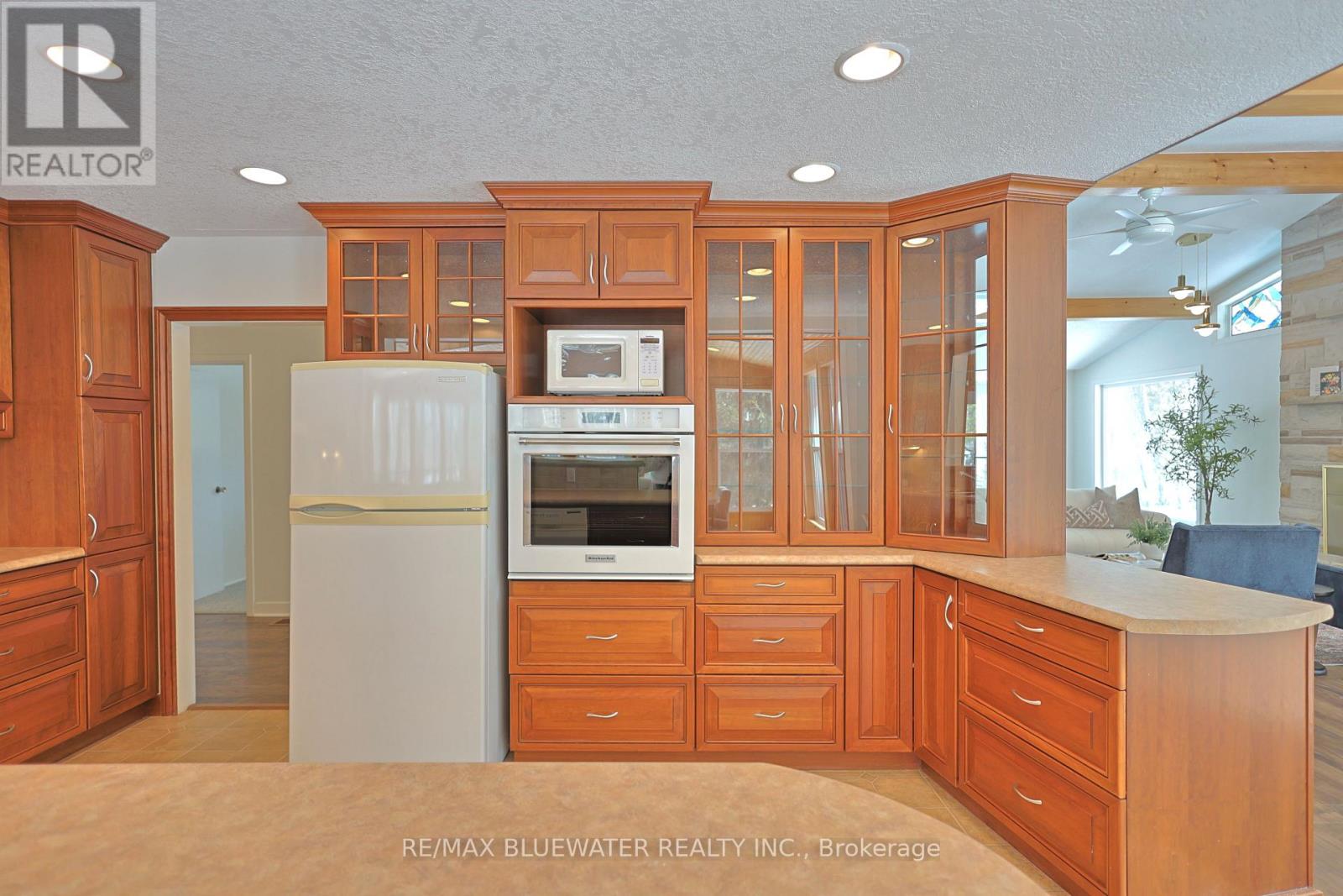 10300 Pines Parkway, Lambton Shores, Ontario  N0M 1T0 - Photo 20 - X12836838