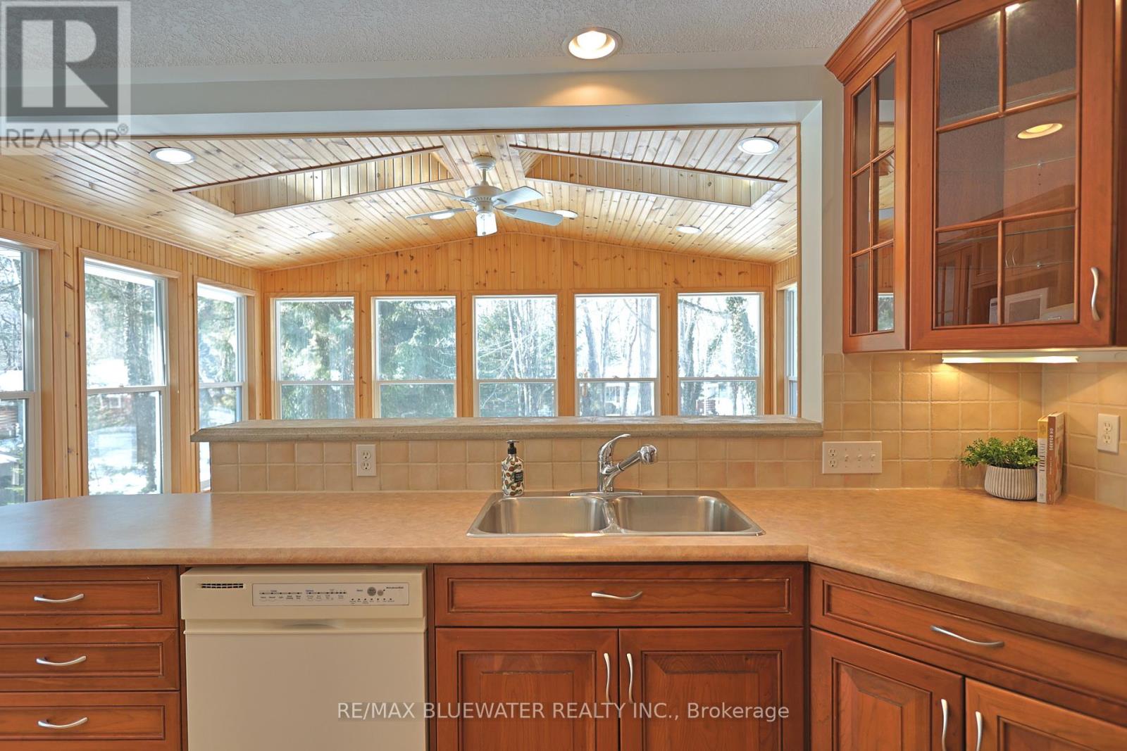 10300 Pines Parkway, Lambton Shores, Ontario  N0M 1T0 - Photo 21 - X12836838