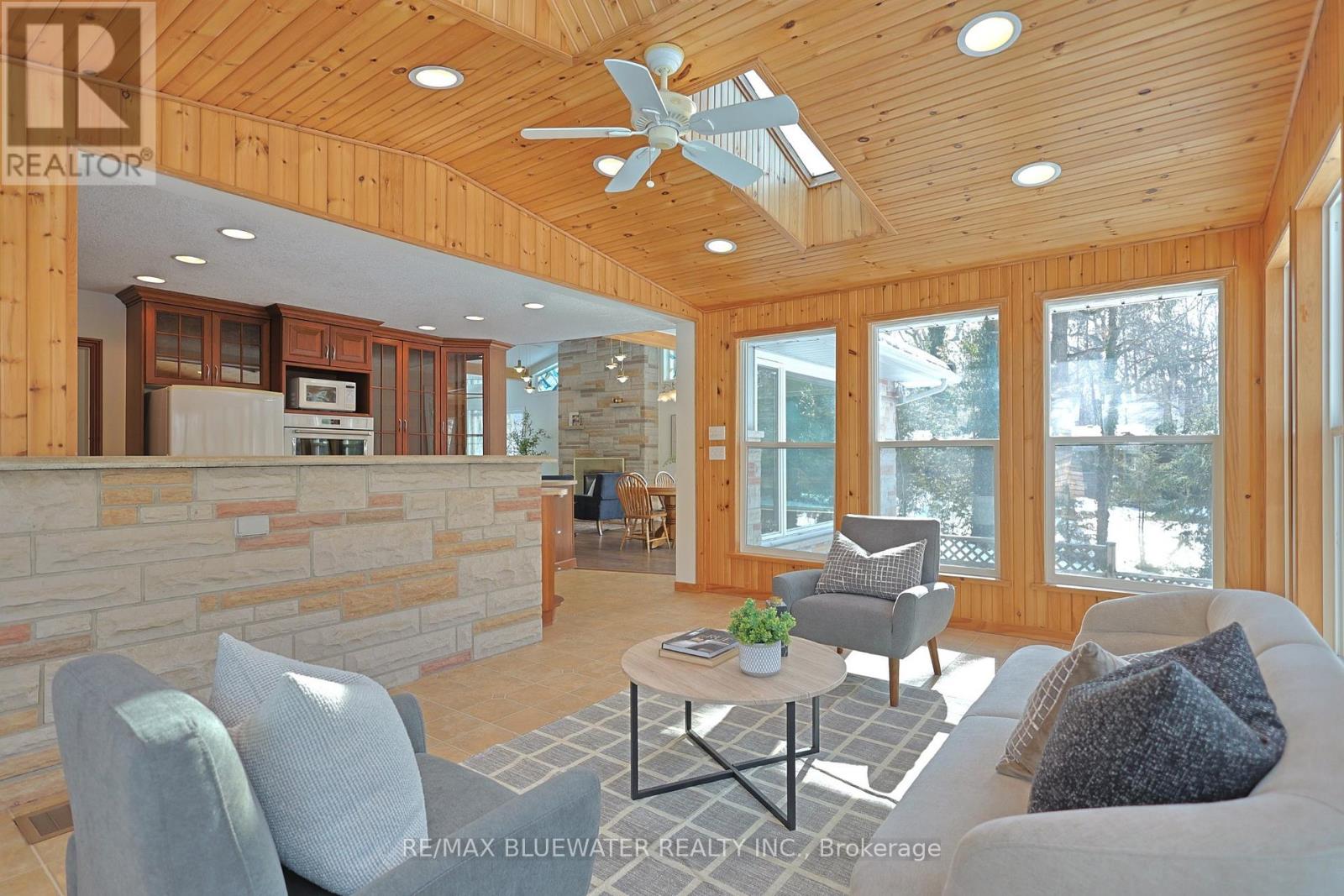 10300 Pines Parkway, Lambton Shores, Ontario  N0M 1T0 - Photo 23 - X12836838