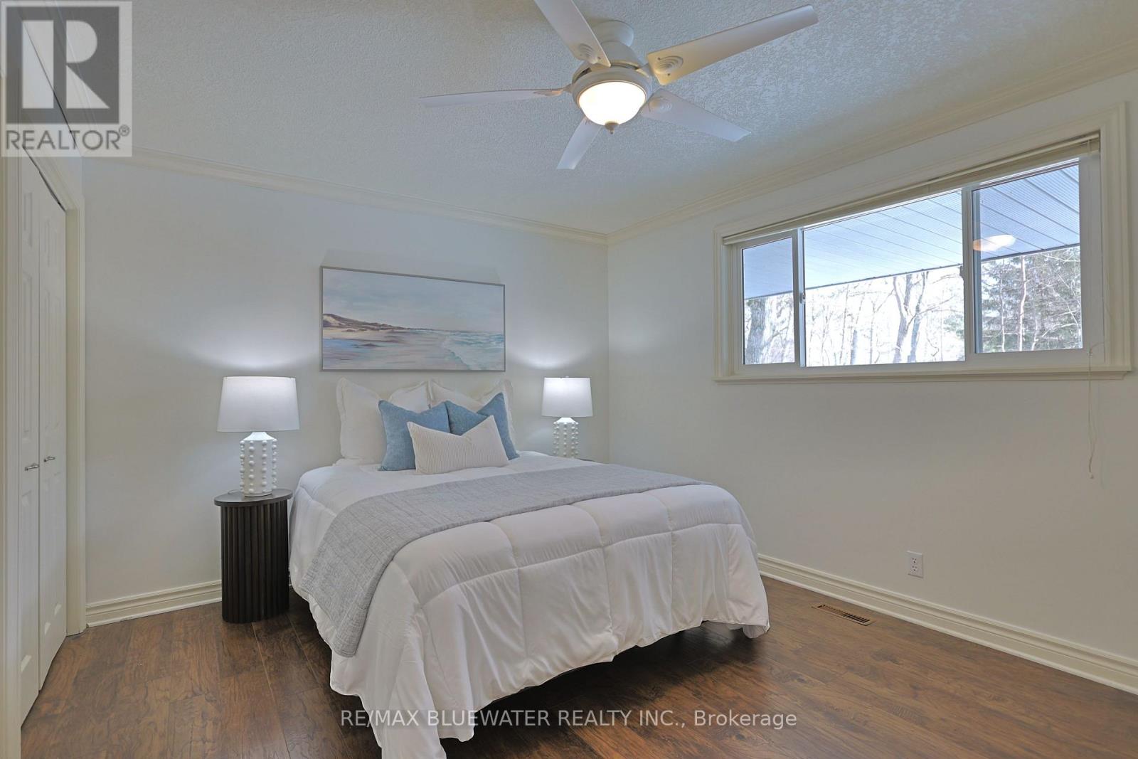 10300 Pines Parkway, Lambton Shores, Ontario  N0M 1T0 - Photo 24 - X12836838