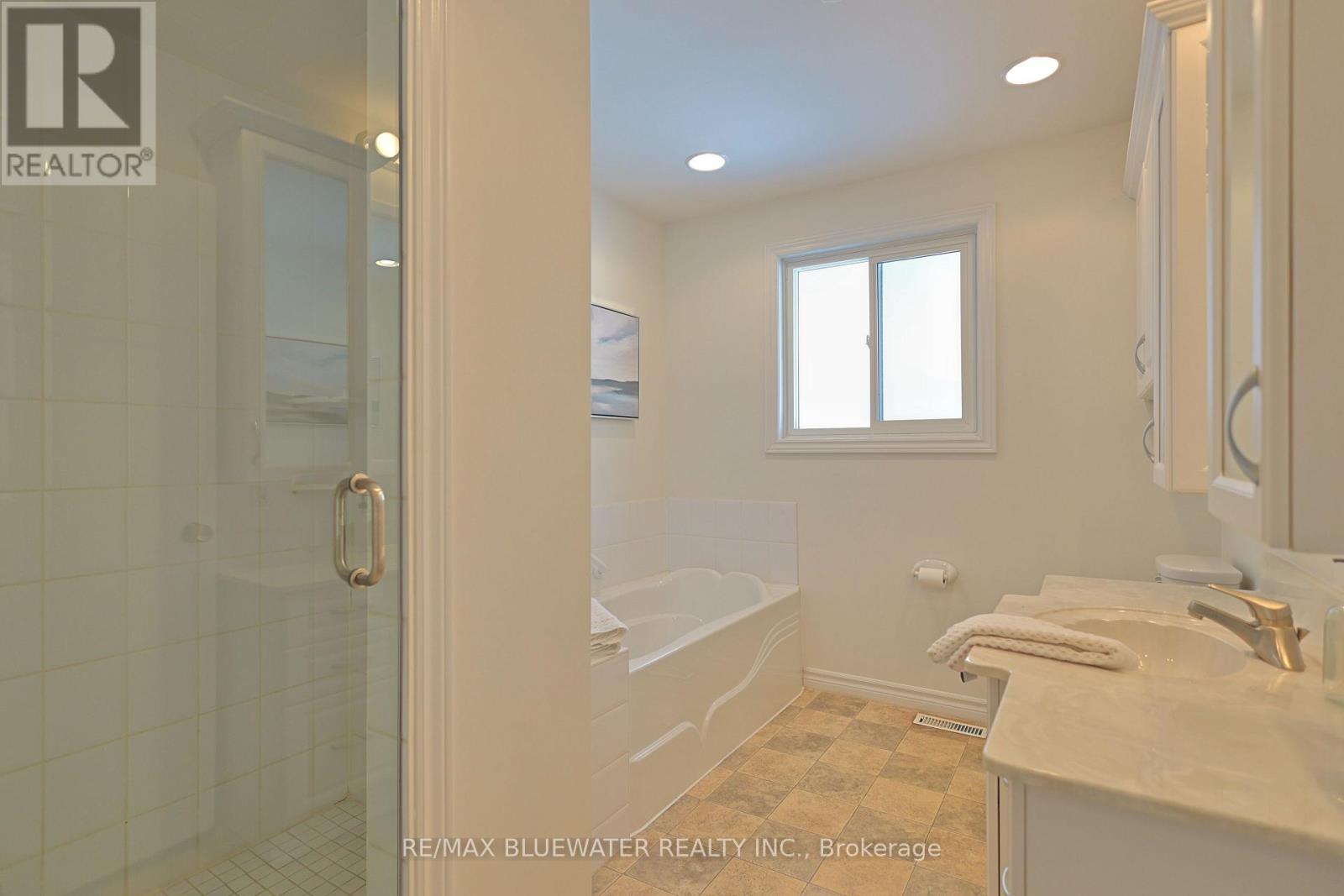 10300 Pines Parkway, Lambton Shores, Ontario  N0M 1T0 - Photo 28 - X12836838