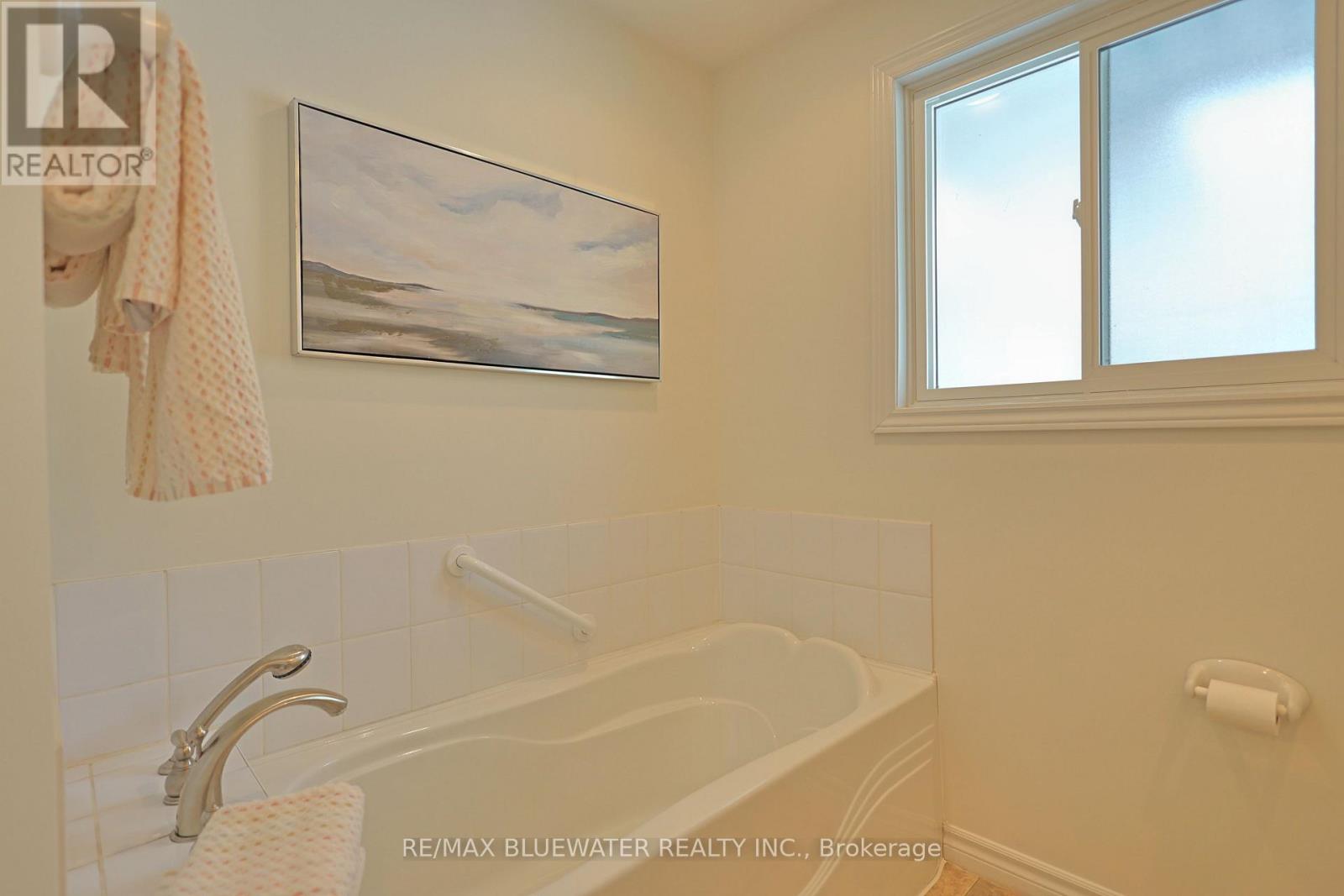 10300 Pines Parkway, Lambton Shores, Ontario  N0M 1T0 - Photo 29 - X12836838