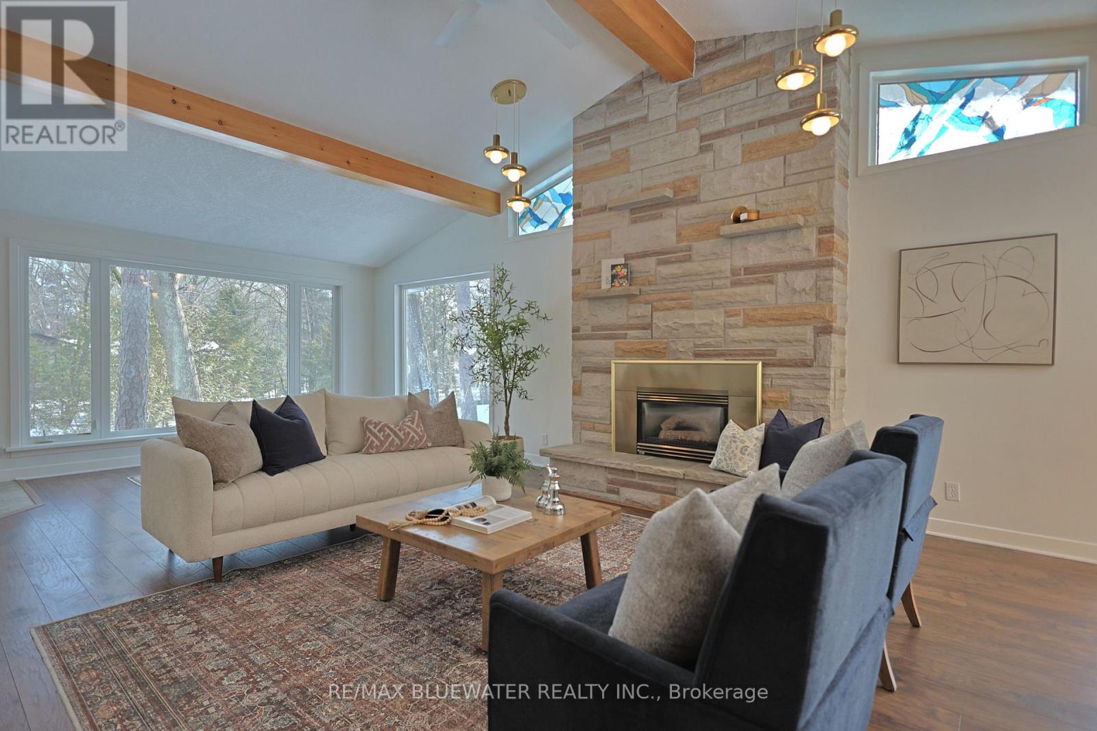 10300 Pines Parkway, Lambton Shores, Ontario  N0M 1T0 - Photo 3 - X12836838