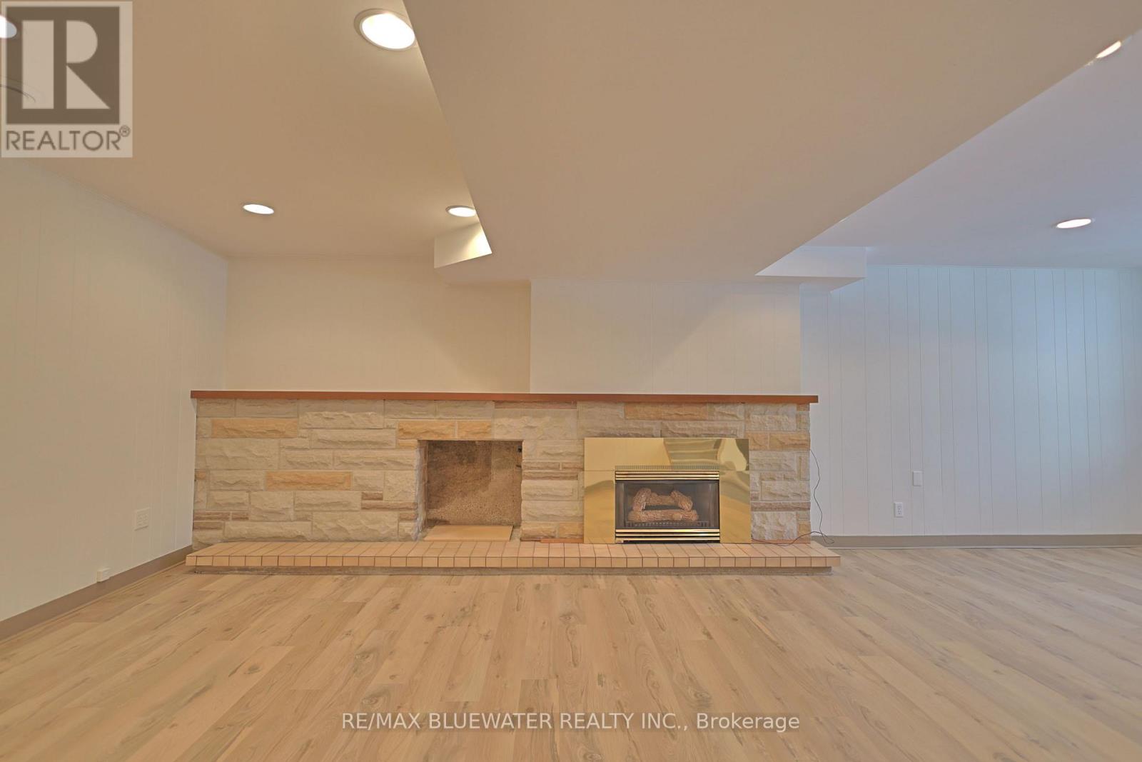 10300 Pines Parkway, Lambton Shores, Ontario  N0M 1T0 - Photo 32 - X12836838