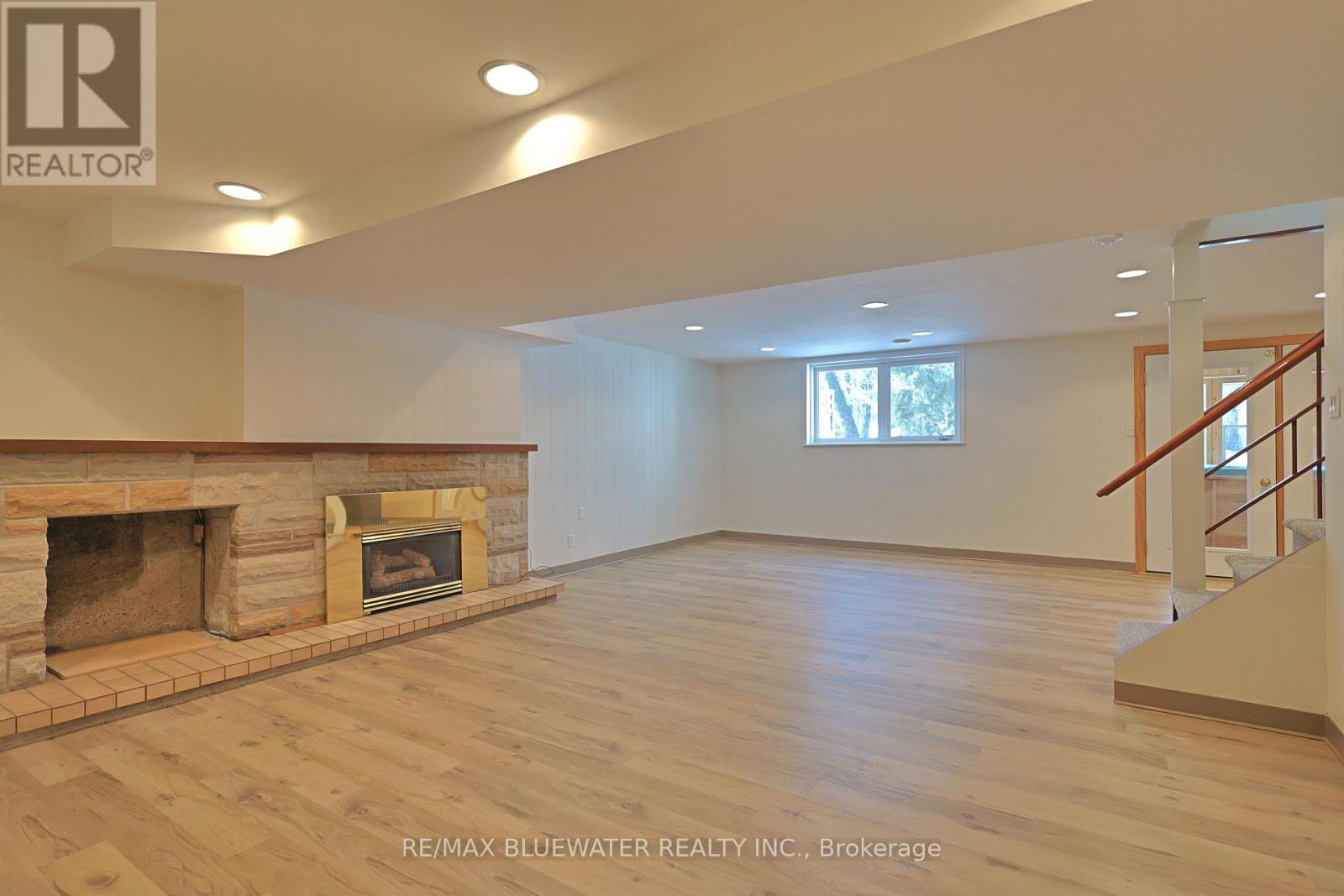 10300 Pines Parkway, Lambton Shores, Ontario  N0M 1T0 - Photo 33 - X12836838