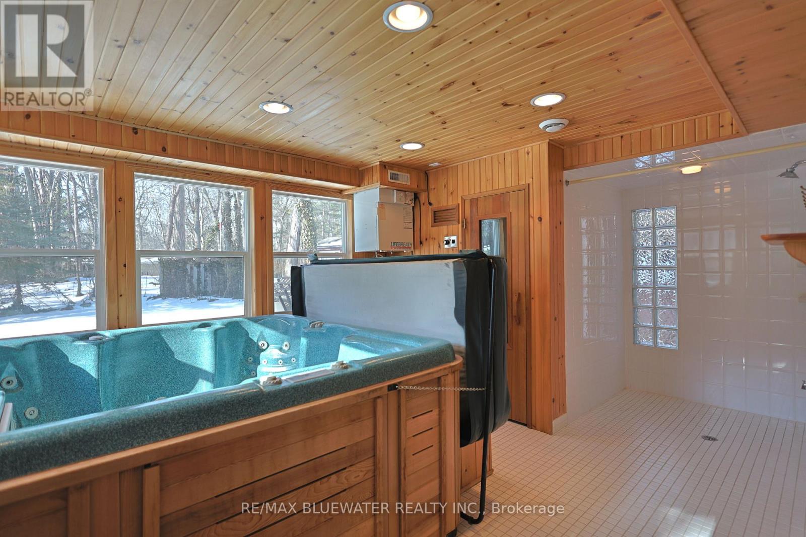 10300 Pines Parkway, Lambton Shores, Ontario  N0M 1T0 - Photo 39 - X12836838