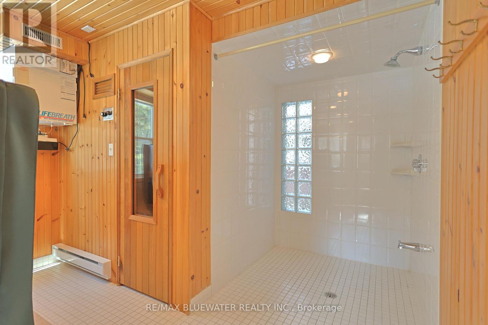 10300 Pines Parkway, Lambton Shores, Ontario  N0M 1T0 - Photo 40 - X12836838