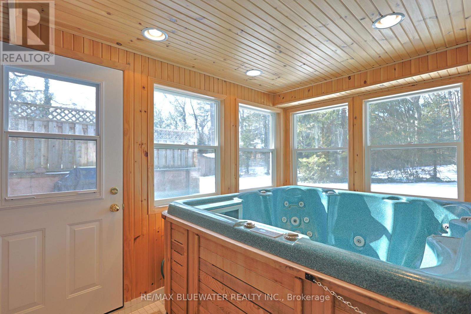 10300 Pines Parkway, Lambton Shores, Ontario  N0M 1T0 - Photo 42 - X12836838