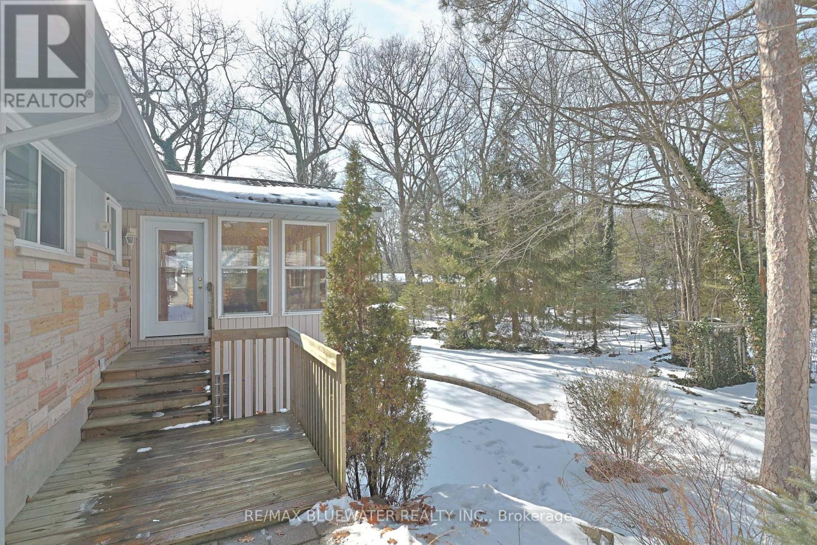 10300 Pines Parkway, Lambton Shores, Ontario  N0M 1T0 - Photo 43 - X12836838