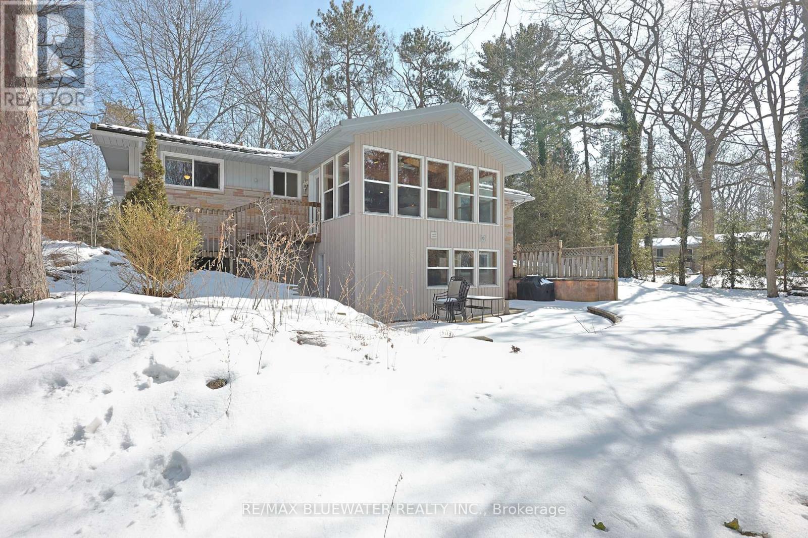 10300 Pines Parkway, Lambton Shores, Ontario  N0M 1T0 - Photo 44 - X12836838