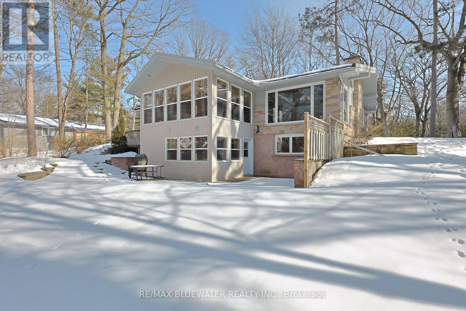 10300 Pines Parkway, Lambton Shores, Ontario  N0M 1T0 - Photo 45 - X12836838