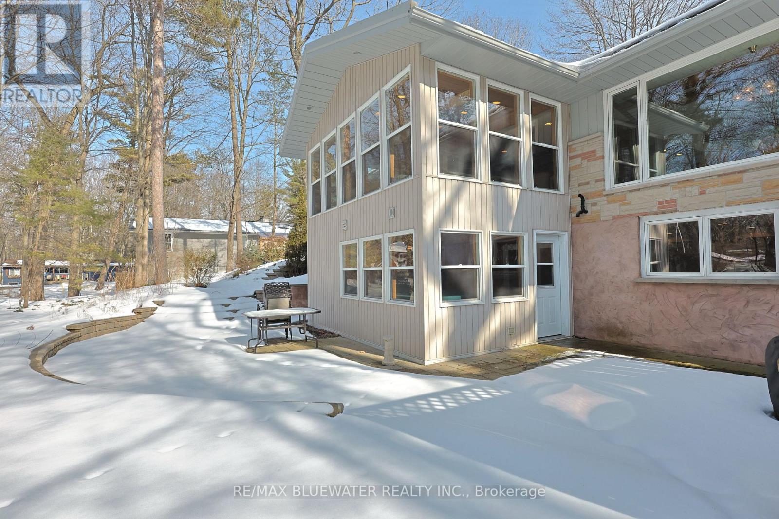 10300 Pines Parkway, Lambton Shores, Ontario  N0M 1T0 - Photo 46 - X12836838