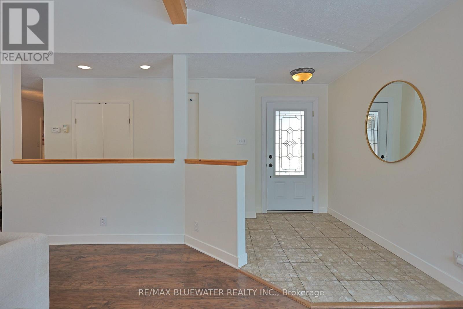 10300 Pines Parkway, Lambton Shores, Ontario  N0M 1T0 - Photo 9 - X12836838