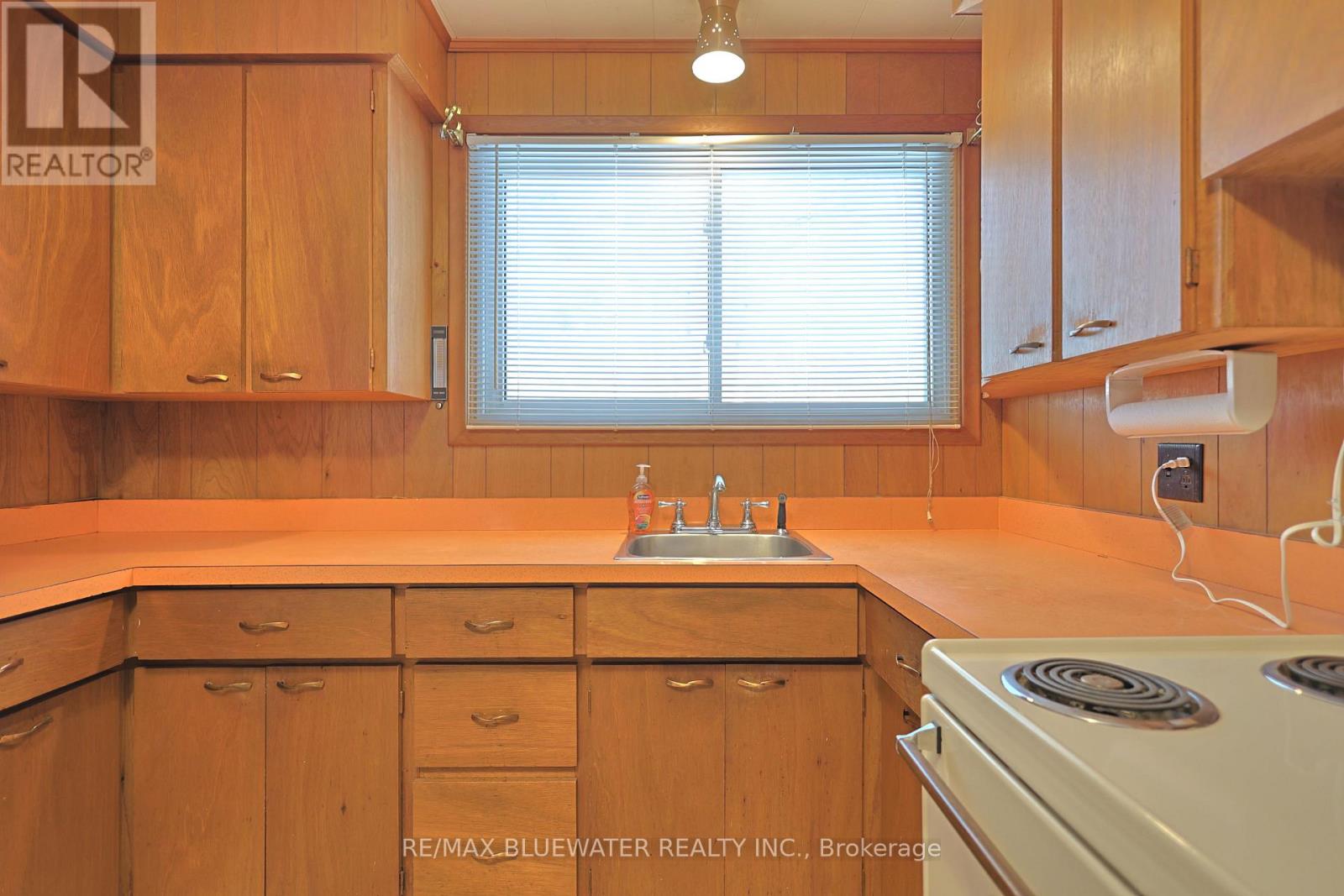 10318 Riverside Drive, Lambton Shores, Ontario  N0M 1T0 - Photo 19 - X12836844