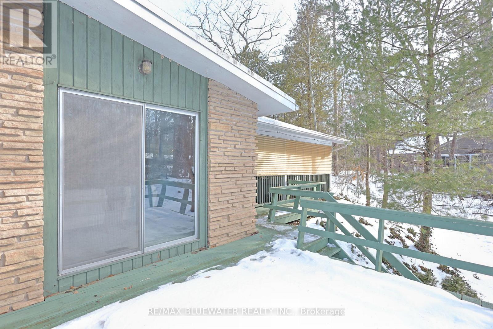 10318 Riverside Drive, Lambton Shores, Ontario  N0M 1T0 - Photo 32 - X12836844