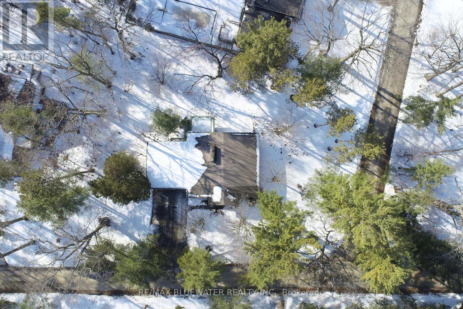 10318 Riverside Drive, Lambton Shores, Ontario  N0M 1T0 - Photo 34 - X12836844