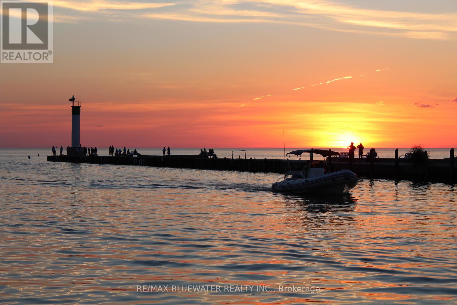 10318 Riverside Drive, Lambton Shores, Ontario  N0M 1T0 - Photo 41 - X12836844
