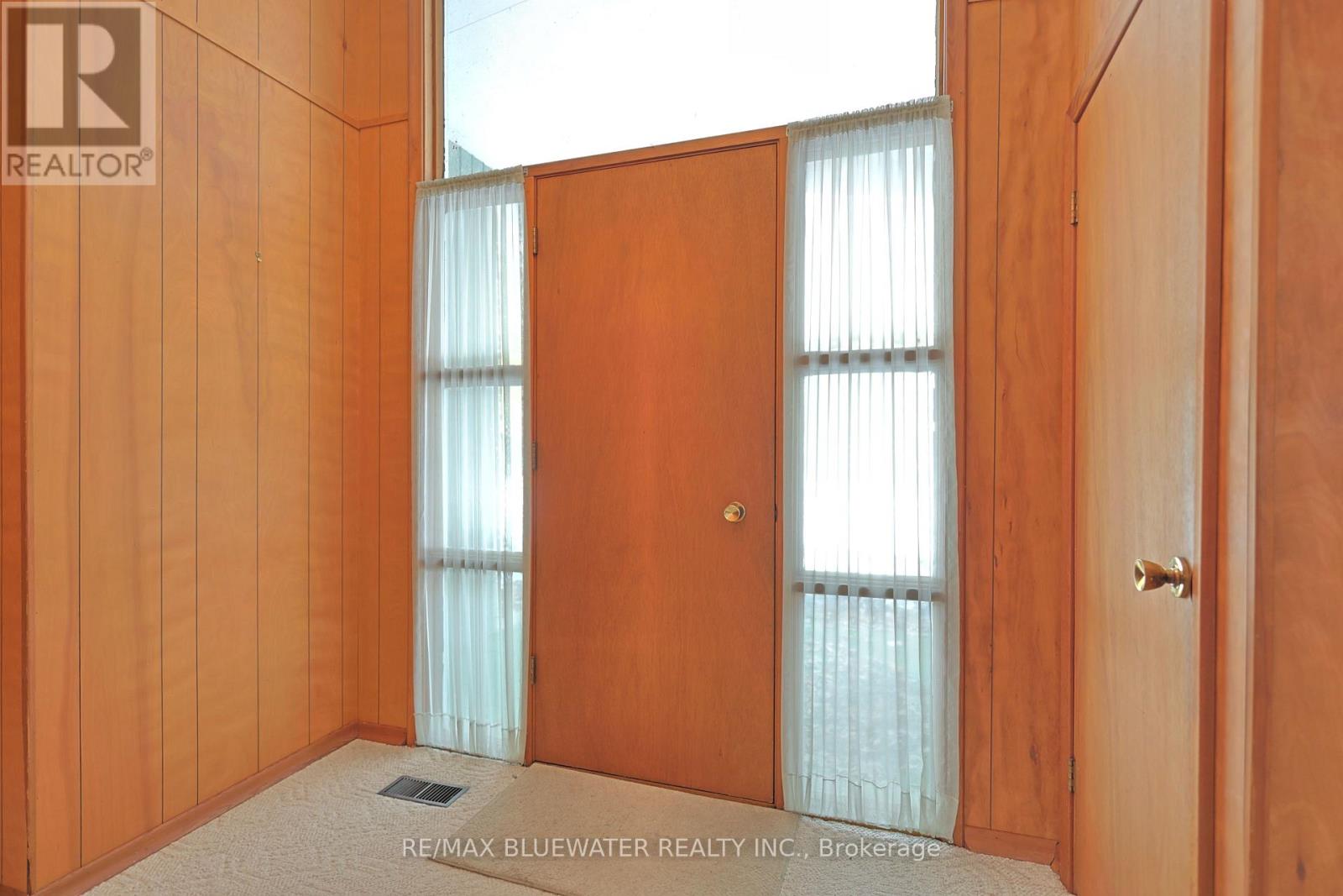 10318 Riverside Drive, Lambton Shores, Ontario  N0M 1T0 - Photo 9 - X12836844