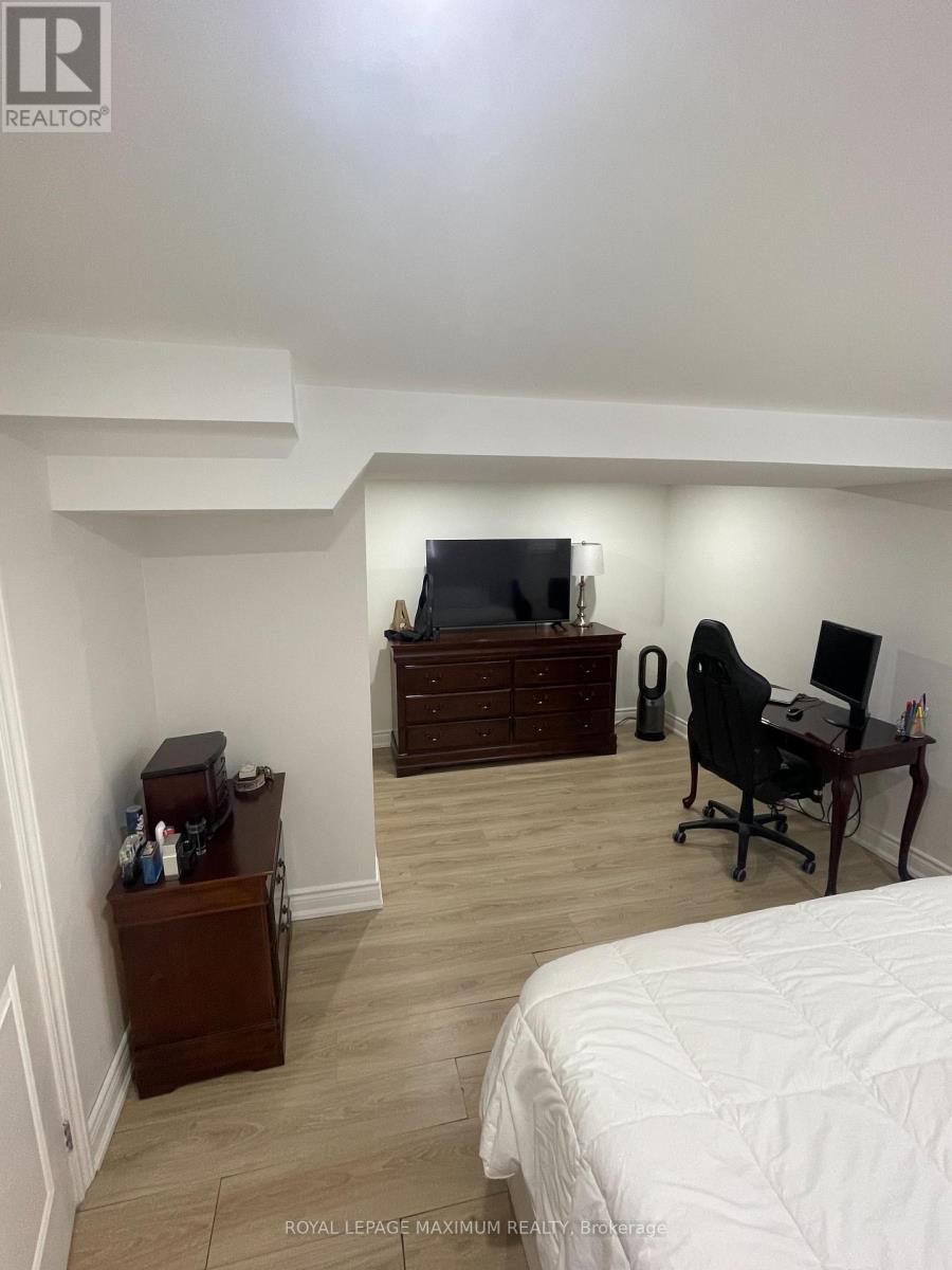 29 Pakenham Drive, Toronto, Ontario  M9W 4B2 - Photo 11 - W12836878