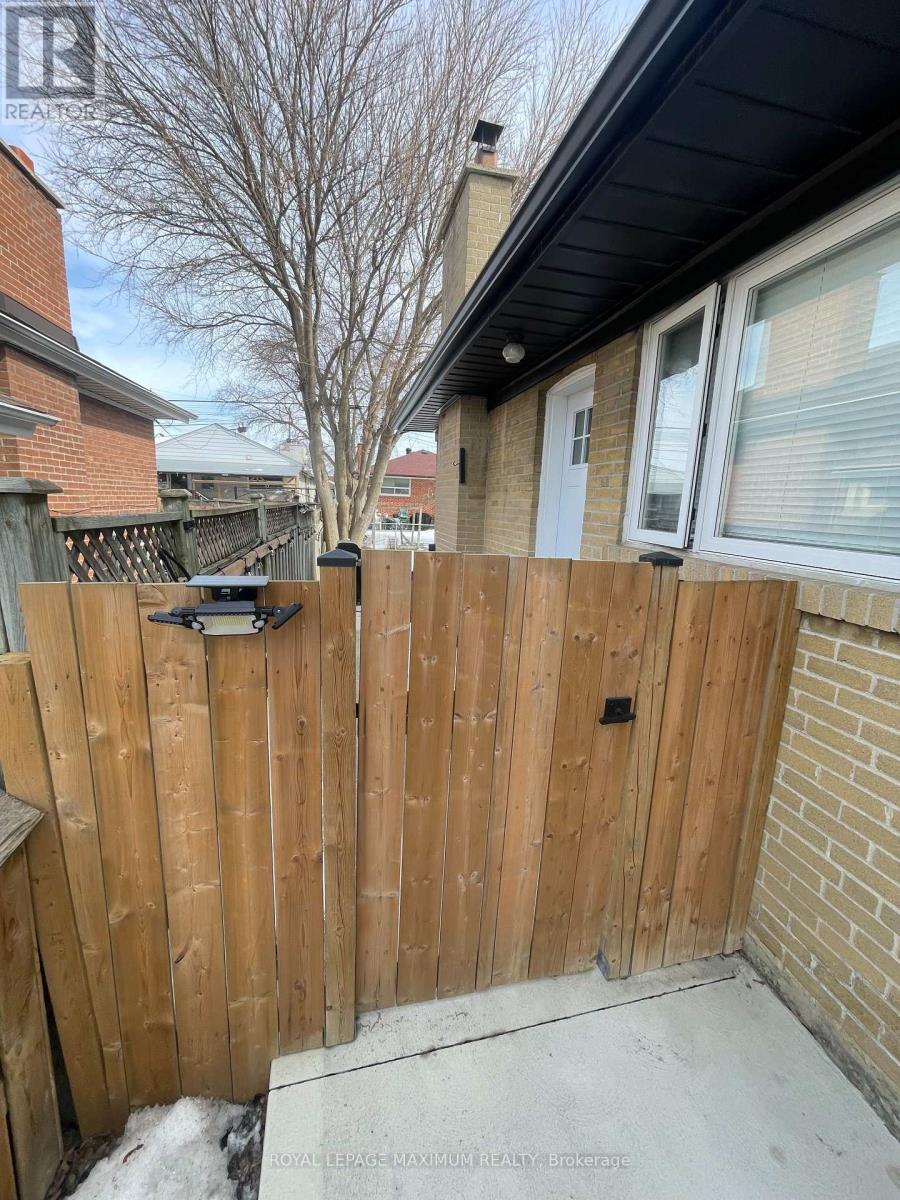 29 Pakenham Drive, Toronto, Ontario  M9W 4B2 - Photo 2 - W12836878